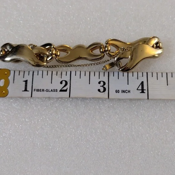 Monet beautiful faux gold linked bracelet. - Picture 7 of 8